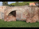 04091 ostia - regio i - insula viii - piccolo mercato (i,viii,1) - re porticus - blick ri nordosten - 12-2018.jpg